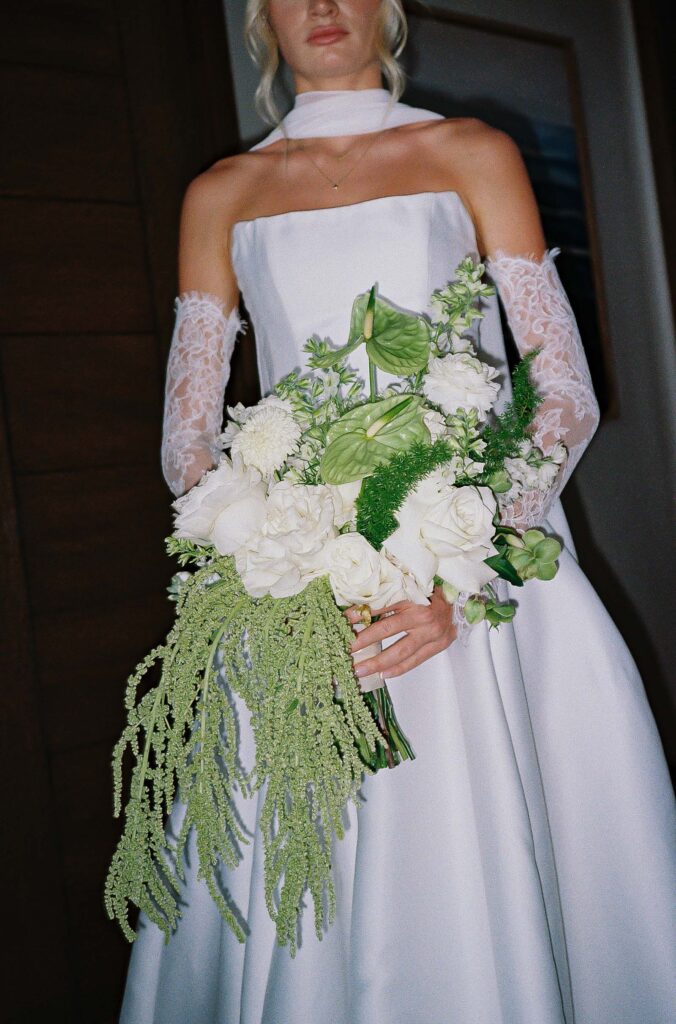 lush-bridal-bouquet-on-maui