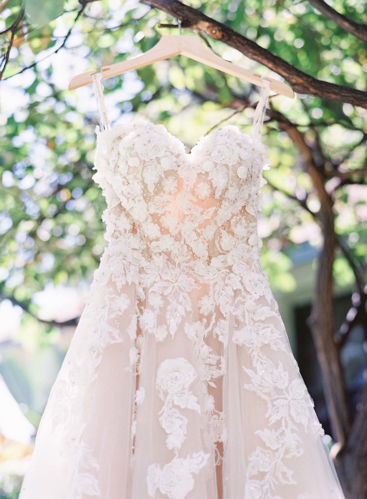 wedding-gown-at-olowalu