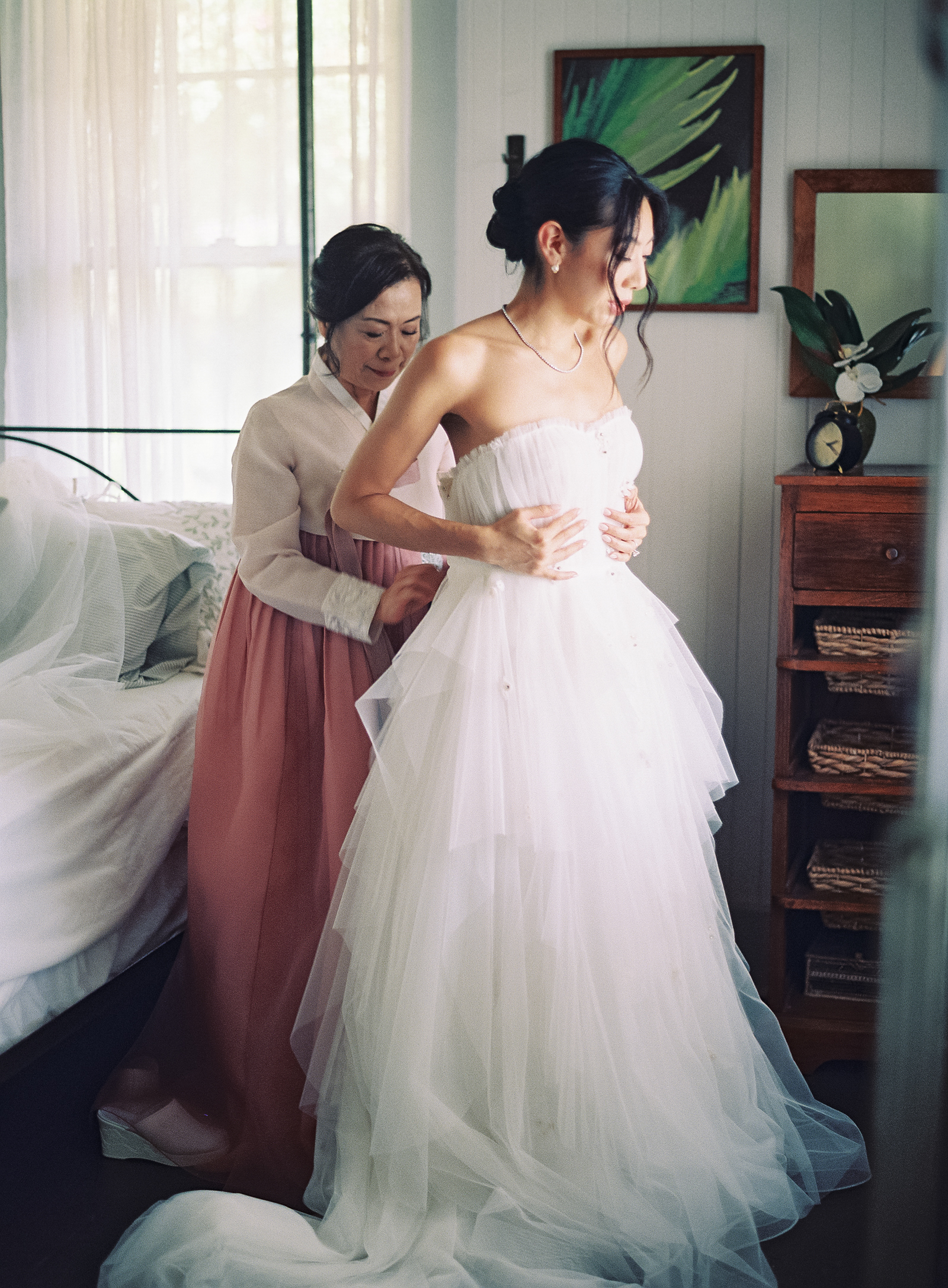 bride-gets-ready-at-olowalu-house