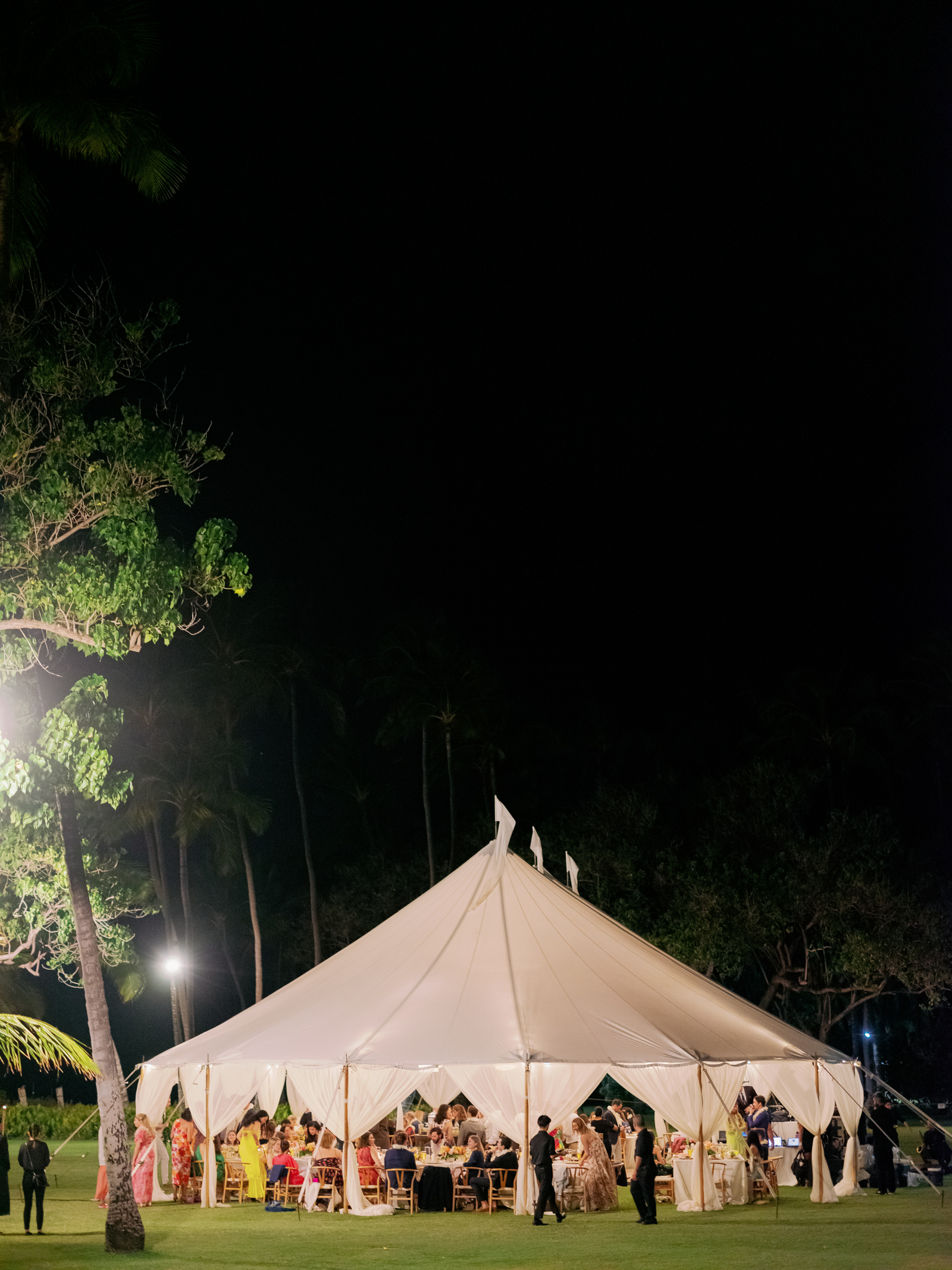 wedding-reception-tent-lanikuhonua